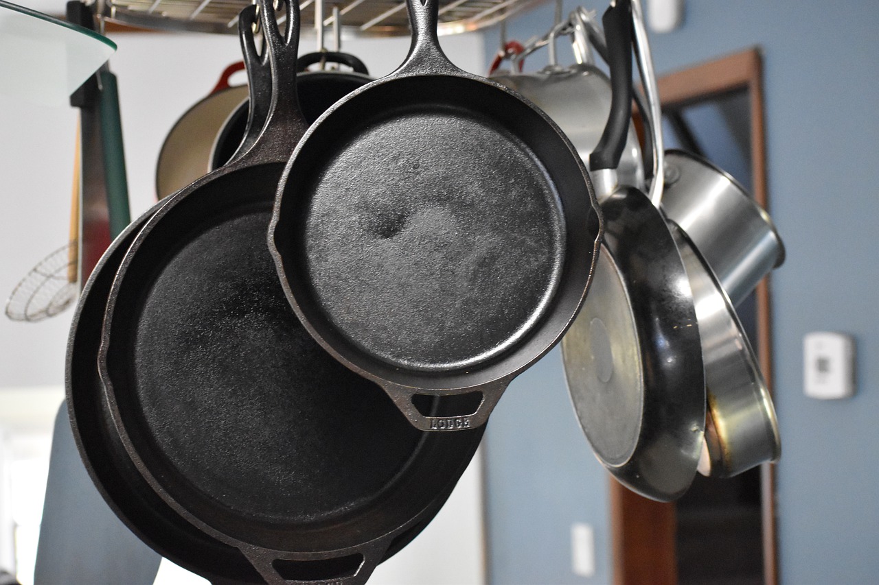 Cast Iron Vs Stainless Steel- What’s The Best Pick?