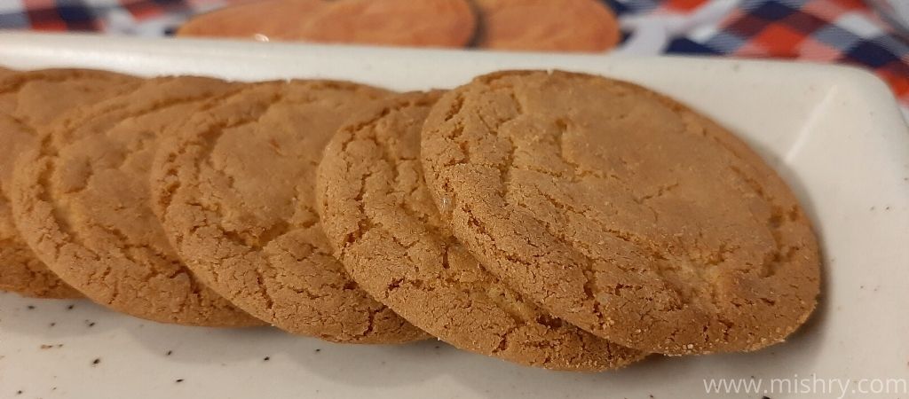 closer look at cremica coconut cookies