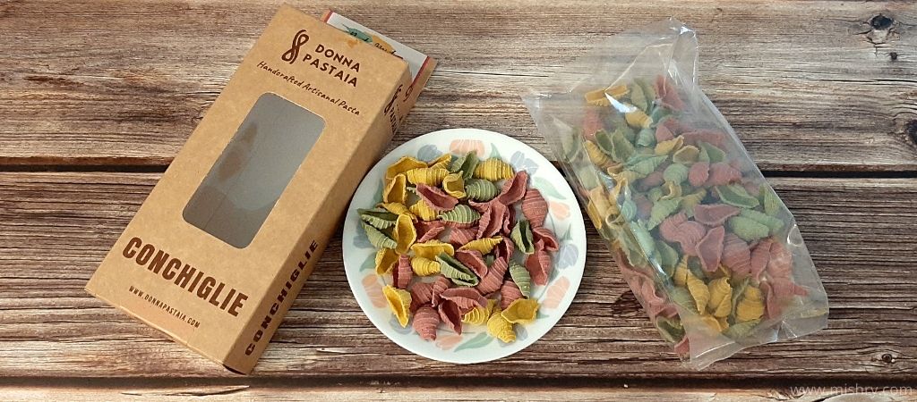 donna pastaia pasta conchiglie packaging