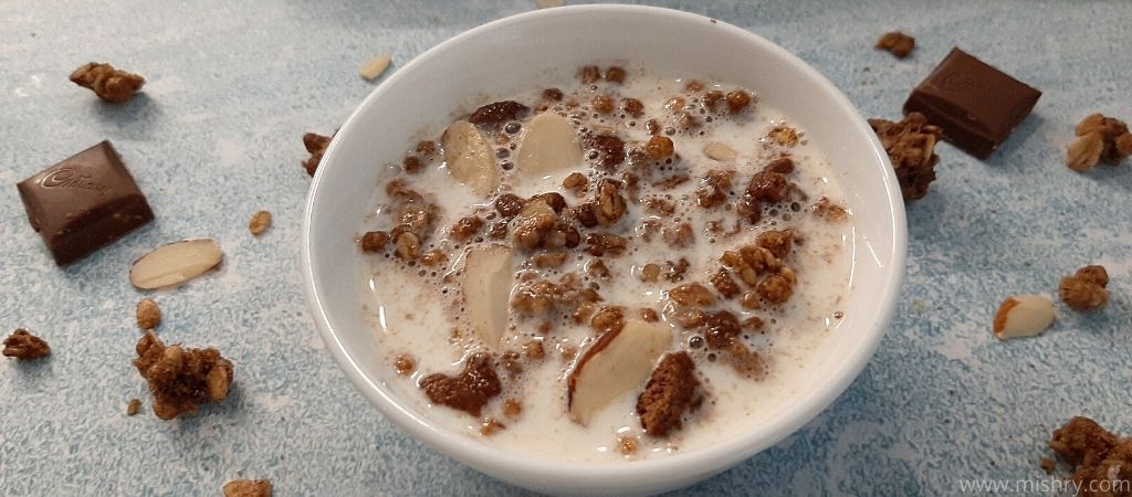 kellogs crunchy granola in a bowl after mixing with milk