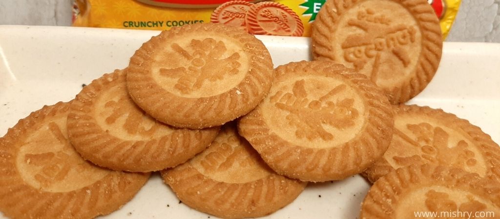 closer look at the appearance of the parle coconut crunchy cookies with real coconut