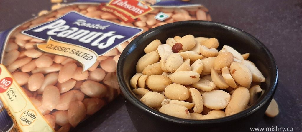 closer look at jabsons roasted peanuts classic salted in a bowl