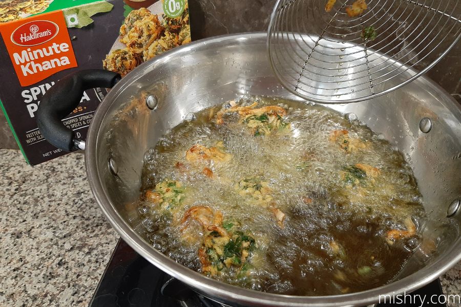 deep frying haldiram’s minute khana spinach pakora