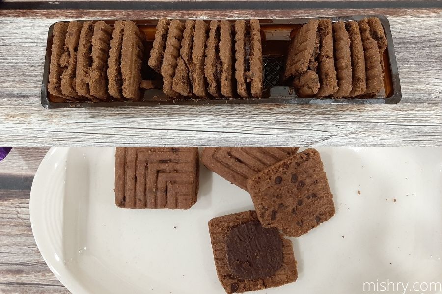 hide and seek creme sandwich biscuits chocolate