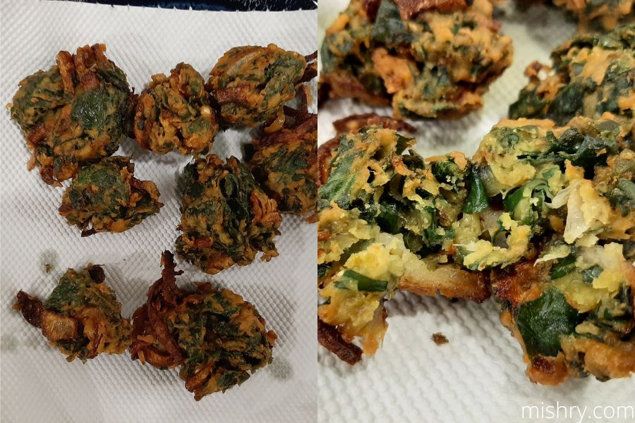 the spinach pakoras post frying