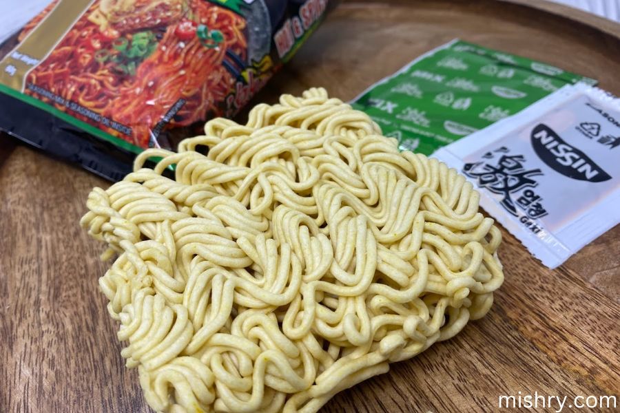 Knorr Korean Meal Pot: Jjajangmyeon Ramen Noodles Review (2023)