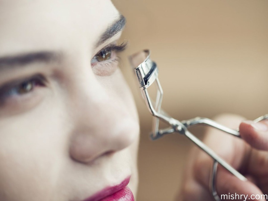 steps to use an eyelash curler
